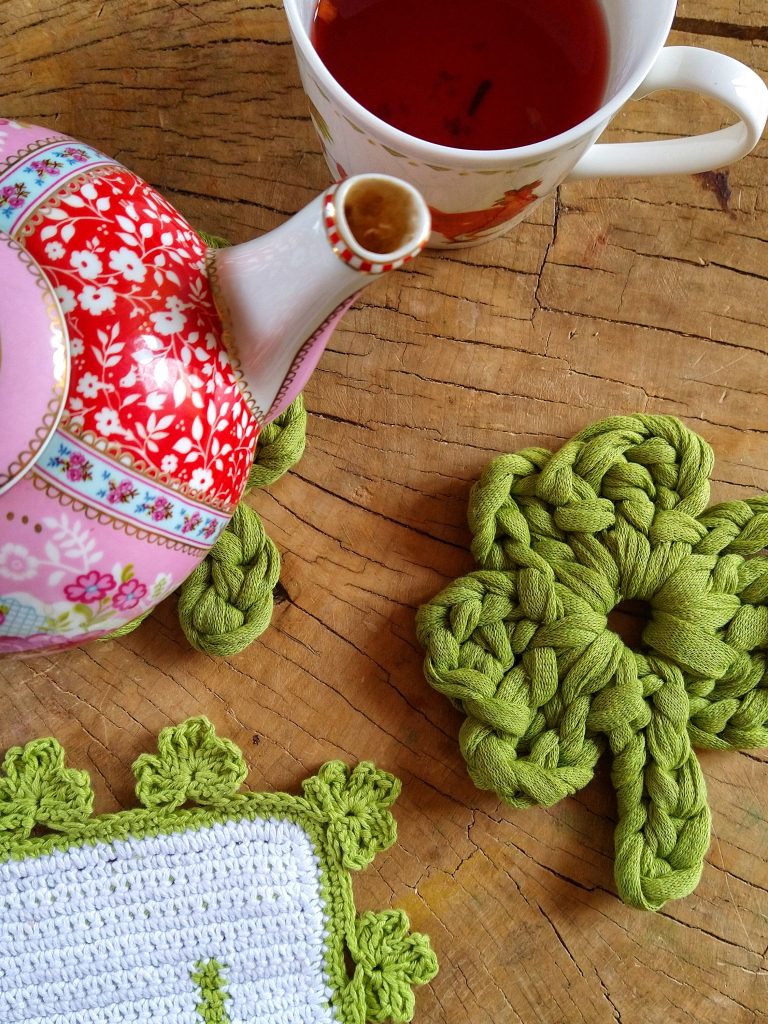 Quick and easy Shamrock Coaster FREE crochet pattern