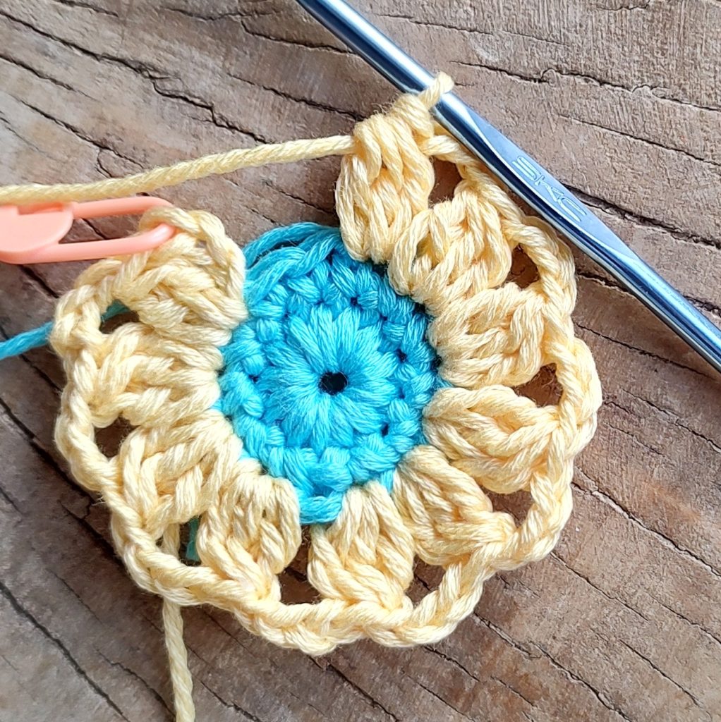 crochet square with flower